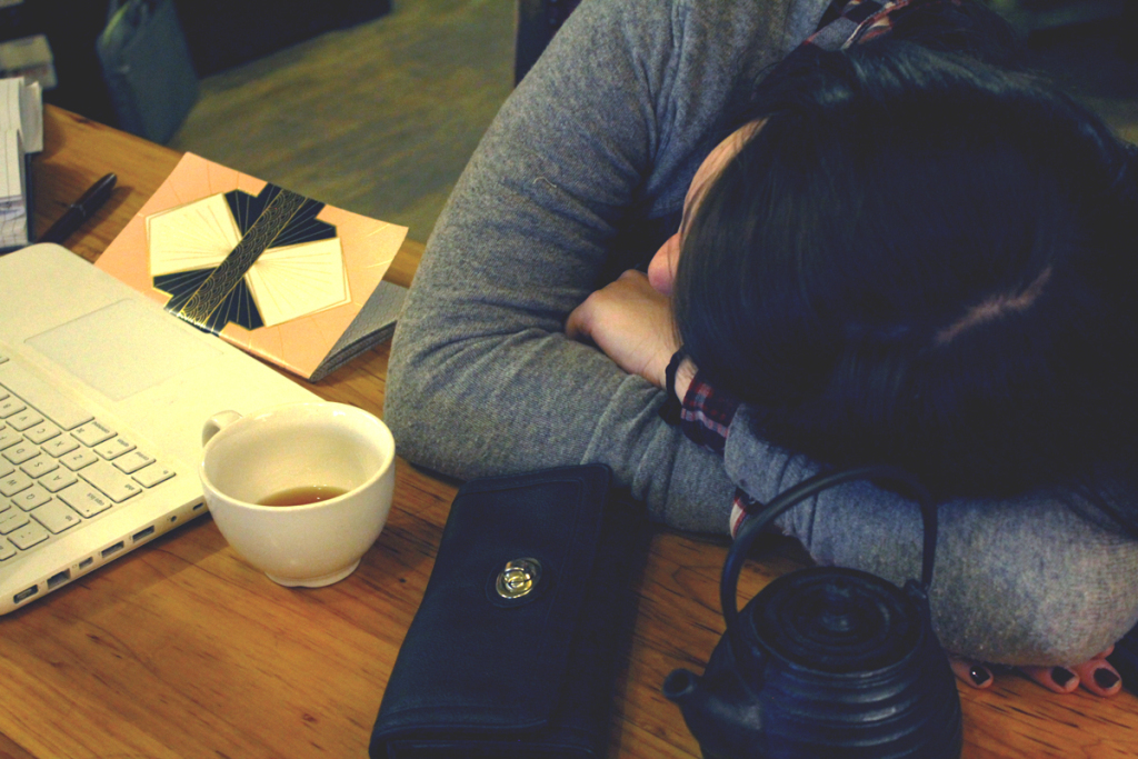 Arms-Crossed-Laptop-Coffee-Shop-Tea